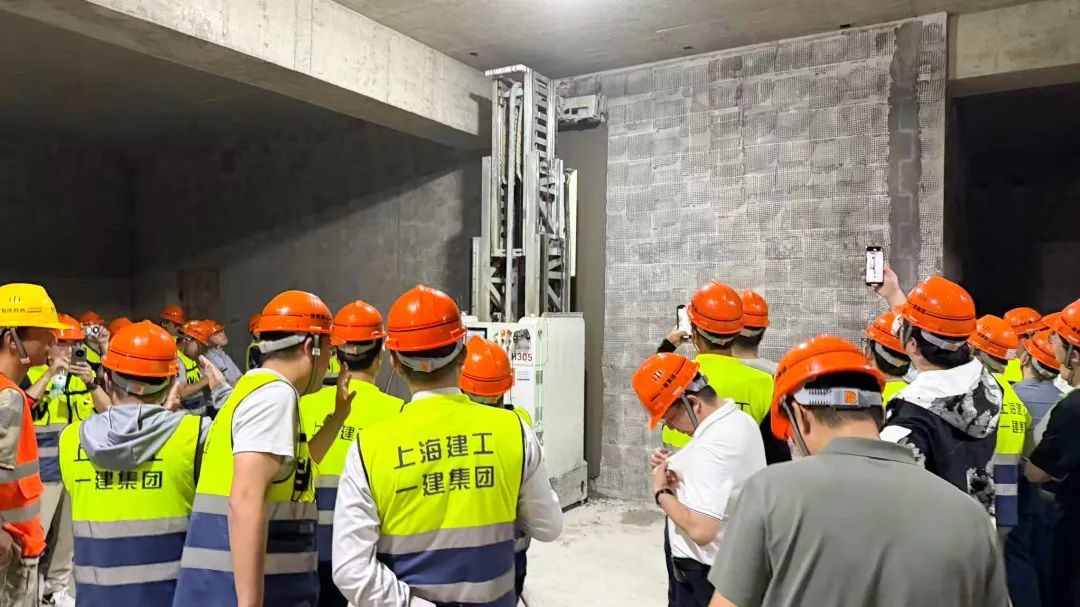 蔚建機器人“尖兵”集結，上海建工一建集團力推“內墻粉刷系列機器人”規?；瘧?圖4)