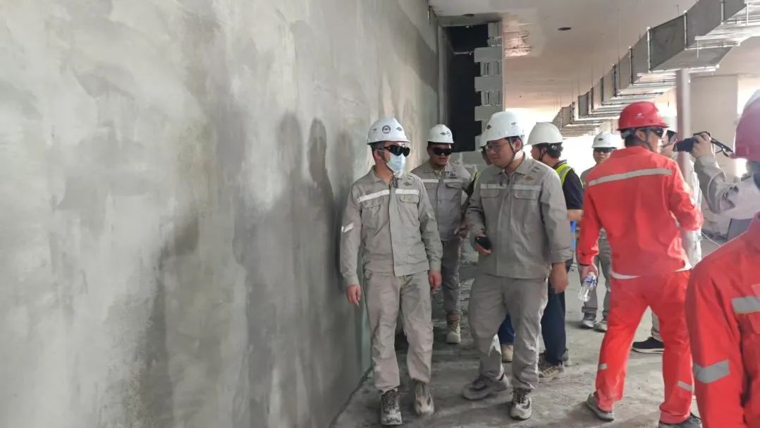 50℃高溫的沙漠地帶，蔚建抹灰機(jī)器人在阿聯(lián)酋“抹”出完美墻面(圖4)
