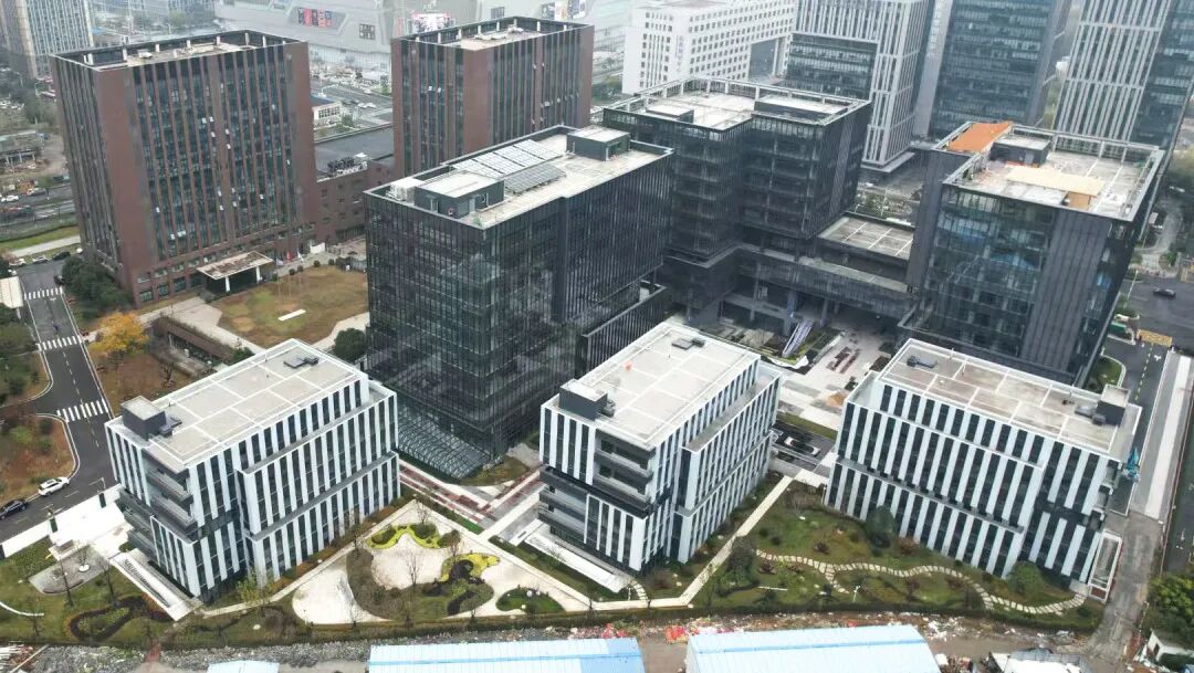 狹小空間里精準(zhǔn)作業(yè) 蔚建噴涂機(jī)器人圓滿完成南京智鑫慧谷人才公寓項(xiàng)目