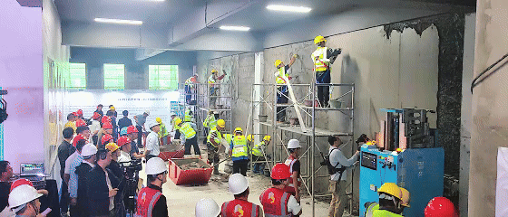 抹灰機器人vs傳統人工：江西建工“蔚建機器人&匠心手藝人技能大賽”在南京舉行(圖7)