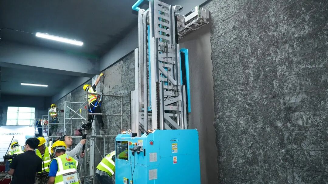抹灰機器人vs傳統人工：江西建工“蔚建機器人&匠心手藝人技能大賽”在南京舉行(圖4)