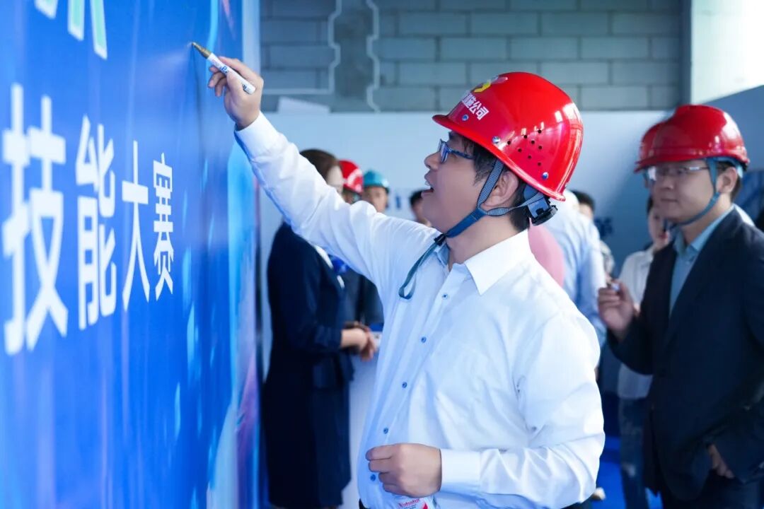 抹灰機器人vs傳統人工：江西建工“蔚建機器人&匠心手藝人技能大賽”在南京舉行(圖2)