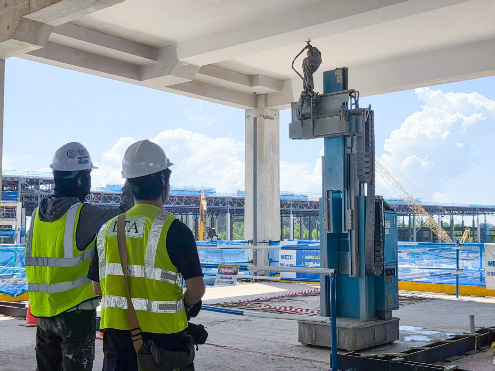 新加坡地鐵工程全面引入機器人，蔚建噴涂機器人在跨島線成功應用！(圖1)